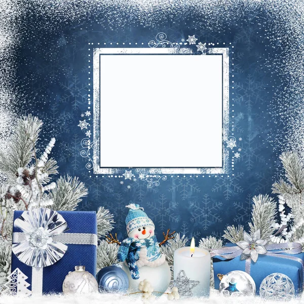 Fondo de felicitación de Navidad con tarjeta para texto o foto, muñeco de nieve, regalos, velas, bolas y ramas de pino — Foto de Stock