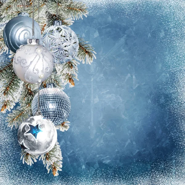 Fondo nevado azul navideño con hermosas bolas, ramas de pino con heladas y lugar para texto o foto Fotos de stock libres de derechos