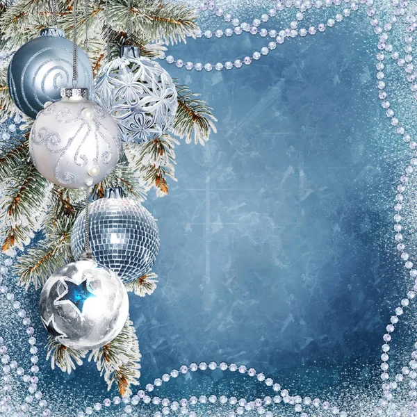Різдвяний вітальний фон з гірляндою з бісеру на краю з красивими кульками, сосновими гілками з морозом і місцем для тексту або фото Стокове Фото