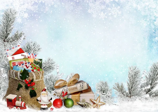 Tarjeta de felicitación de Navidad con regalos, una bolsa de cartas, Santa Claus, juguetes y ramas de pino —  Fotos de Stock