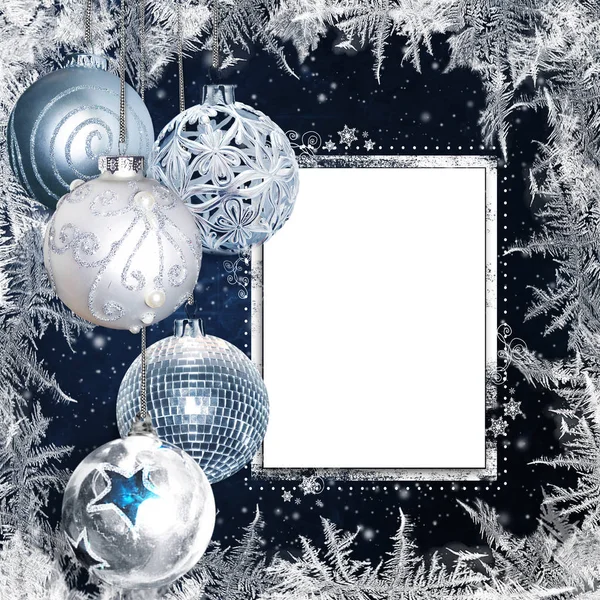 Weihnachtsblauer Hintergrund mit frostigen Mustern, schönen Kugeln und Karte für Text — Stockfoto