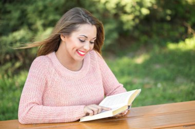 Güzel genç kız dışında bir kitap okuma