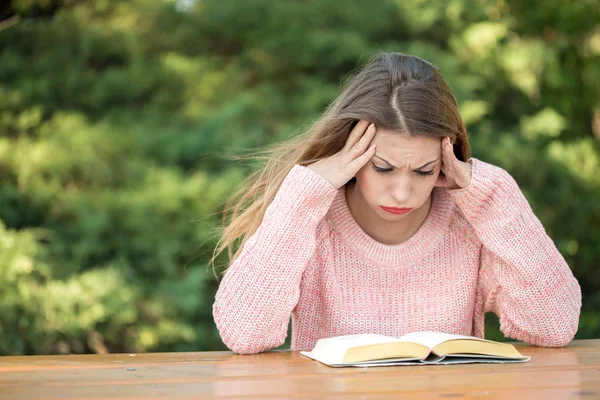 Angry woman studying outside — Stock Photo, Image