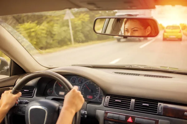 Mulher bonita dirigindo um carro na estrada — Fotografia de Stock