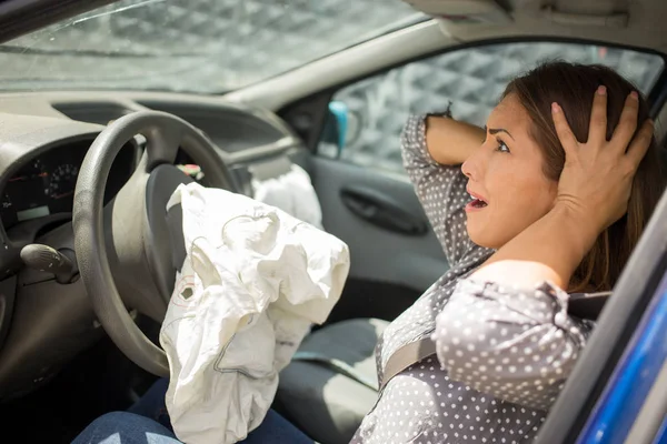 Mujer joven conmocionada después del accidente — Foto de Stock