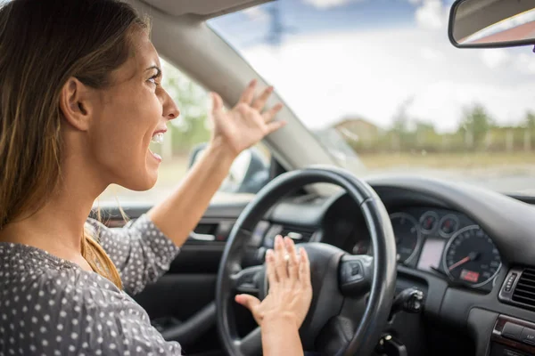 Mulher irritada buzinando no carro — Fotografia de Stock