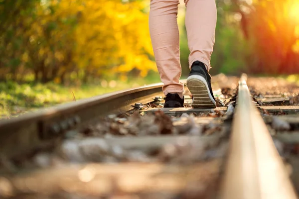 Mulher andando em uma estrada de ferro — Fotografia de Stock