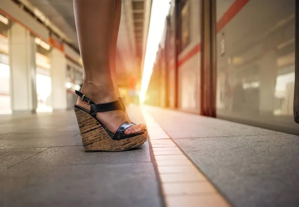 地下鉄を待っている美しい女性 — ストック写真