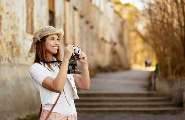 Vackra turist tar en bild utanför — Stockfoto