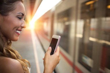 Güzel genç kadın onun smartphone arıyorum