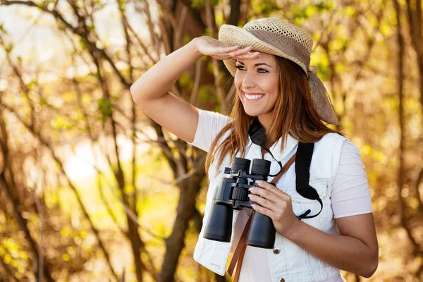 Güzel genç kız Hiking — Stok fotoğraf