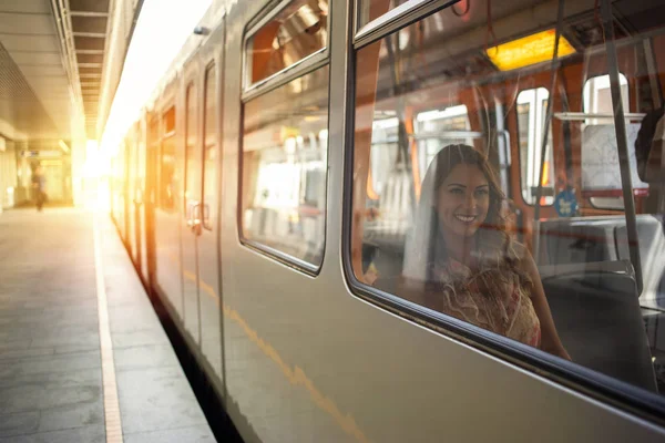 Piękna młoda kobieta siedzi w metrze — Zdjęcie stockowe