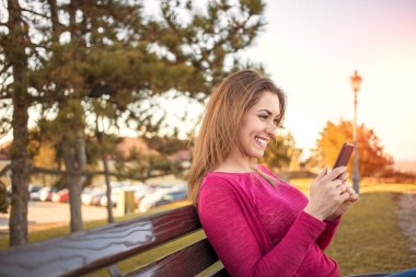 Genç kadın arıyorum onun smartphone vasıl park