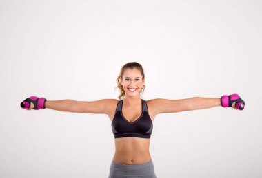 Halter tutarak ve gülümseyen mutlu fitness kadın