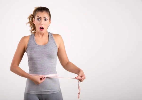 Mutlu fitness kızın beline şerit metre ile ölçme