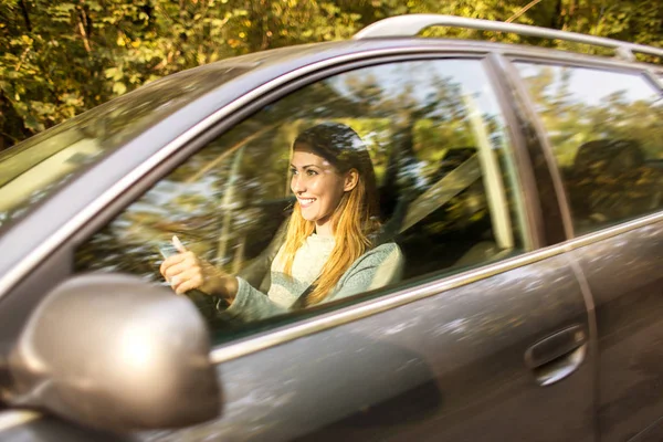 Woman driving car — Stock Photo, Image