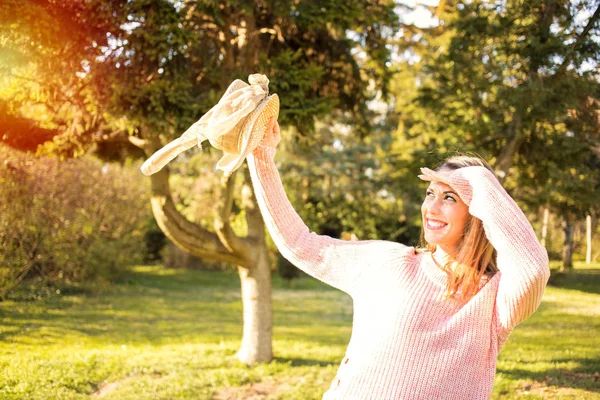 Glad kvinna i parken — Stockfoto