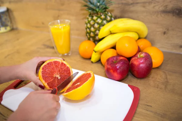 Femme coupant une orange — Photo