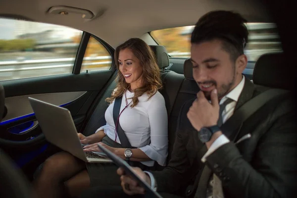 Pareja de negocios trabajando en coche — Foto de Stock