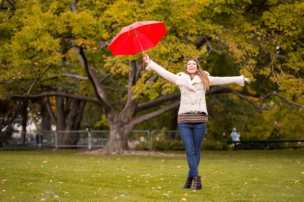 Bir parkta şemsiye tutan güzel kadın — Stok fotoğraf