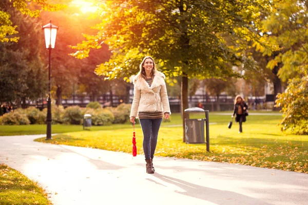 Güzel kız sonbaharda bir parkta yürüyüş — Stok fotoğraf