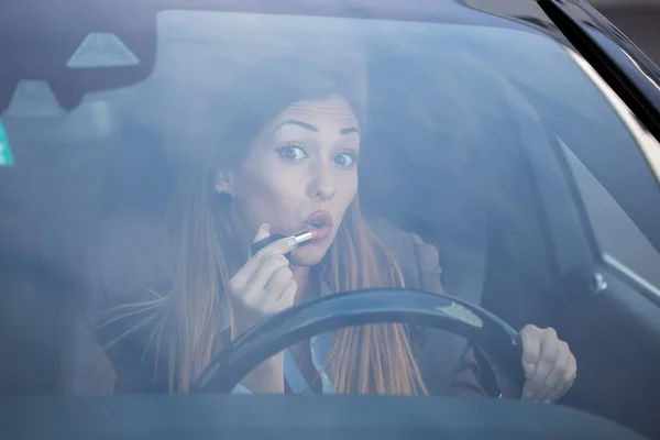 Wanita cantik memakai lipstik di mobil — Stok Foto