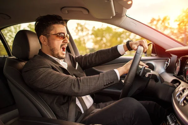 Angry business man driving and honking — Stock Photo, Image