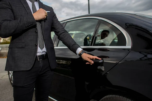 Homem abrindo uma porta de limusine de carro — Fotografia de Stock