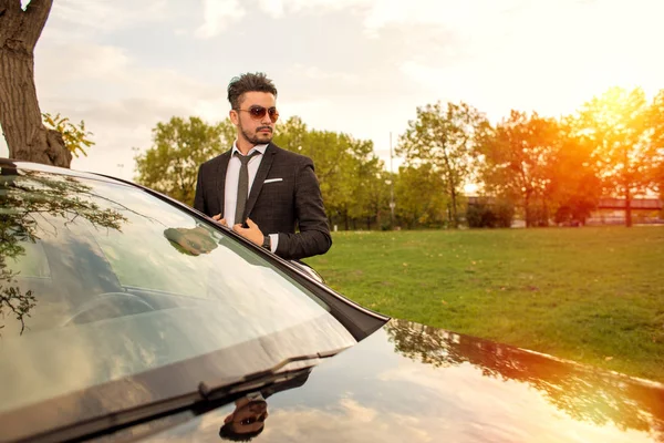 Bello uomo d'affari in piedi accanto alla sua auto — Foto Stock