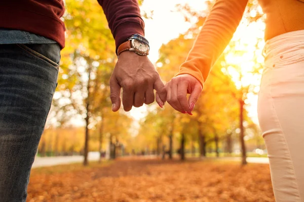 Pareja feliz cogida de la mano de cerca — Foto de Stock