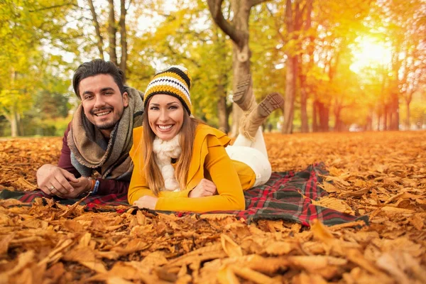 Casal feliz em um parque no outono — Fotografia de Stock
