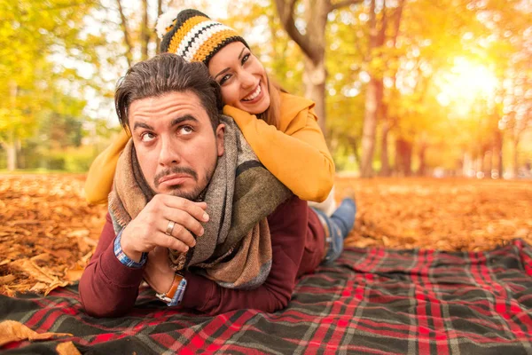 Pareja feliz en un parque en otoño — Foto de Stock