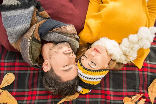 Щаслива пара лежить на ковдрі восени Ліцензійні Стокові Фото