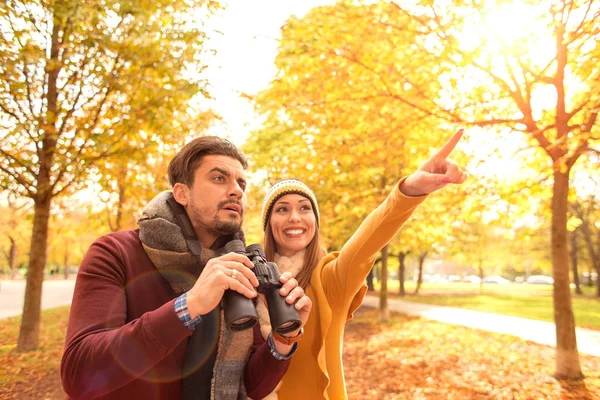 Mutlu genç çift sonbaharda parkta keşfetmek. — Stok fotoğraf