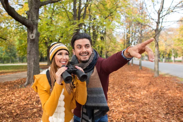 Boldog fiatal pár feltárása az ősz a parkban — Stock Fotó