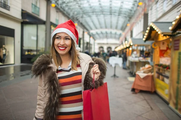 Mooie vrouw het winkelen van Kerstmis — Stockfoto