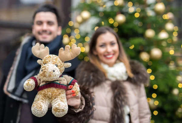 Mooie onscherpe paar rendieren speelgoed stak voor Kerstmis — Stockfoto