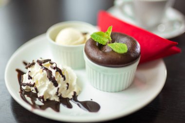 Kremalı çikolatalı pasta.