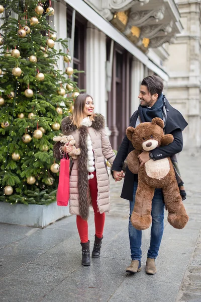 Gelukkige paar wandelen voor Valentijnsdag met presenteert — Stockfoto