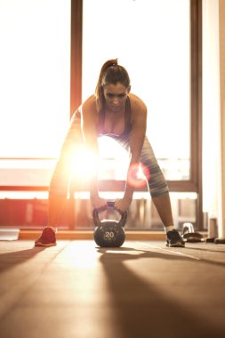 Kettlebell jimnastik salonu ile çalışma dışarı güzel motive kadın