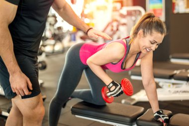 Kişisel antrenör ile spor salonunda güzel kadın