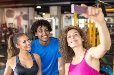 Dışarı çalışırken bir selfie alarak arkadaş grubu