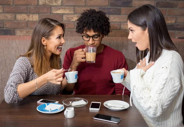 Plotki dziewczyny rozmowy w kawiarni, podczas gdy człowiek się nudzi — Zdjęcie stockowe