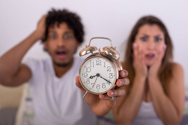 Красивая стрессовая пара опаздывает на работу еще в постели
