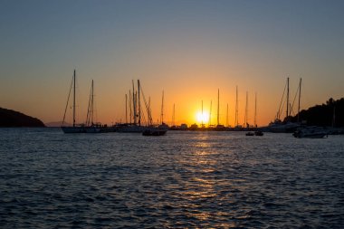 Backg tekne ile denizde bir limanında güzel gün batımı