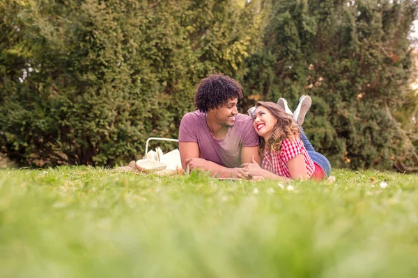 Mooie Jong Koppel Hebben Picnic Blij Met Mooi Weer Groen — Stockfoto