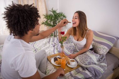 Kahvaltı sabah kız yatağa getiren yakışıklı genç