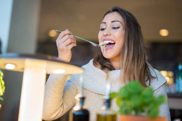 Piękna Kobieta Jeść Obiad Restauracji Uśmiechając Się Patrząc Jedzenie — Zdjęcie stockowe