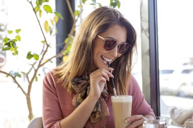 Güzel genç kadın bir kafede kahve içme