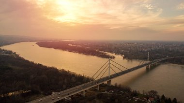 Novi Sad Köprüsü'nde günbatımı güzel uçak atış